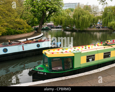 Le file di case galleggianti e imbarcazioni strette in un Festival di Little Venice, Paddington, Londra ovest Foto Stock