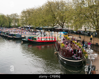 Le file di case galleggianti e imbarcazioni strette sul Grand Union Canal a un Festival di Little Venice, Paddington, Londra ovest Foto Stock
