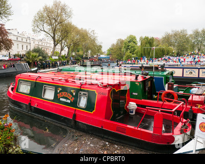 Le file di case galleggianti e imbarcazioni strette sul Grand Union Canal a un Festival di Little Venice, Paddington, West London, Regno Unito Foto Stock