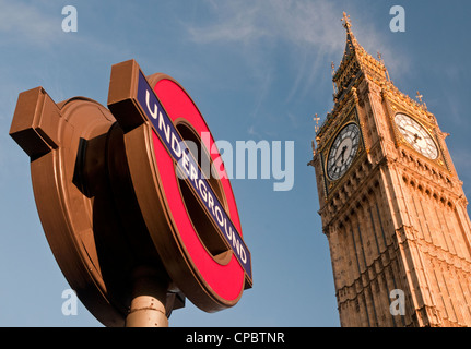 La metropolitana di Londra Sign & Big Ben, Westminster, London, England, Regno Unito Foto Stock