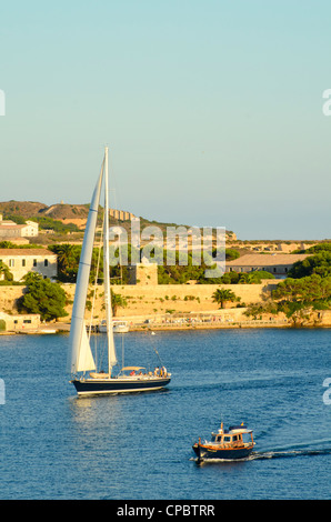 Yacht e Barche da pesca nel grande porto naturale di Maó (Mahón) a Minorca nelle Isole Baleari, Spagna Foto Stock