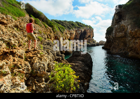 Walker in calo de Rafalet a Minorca nelle Isole Baleari, Spagna Foto Stock