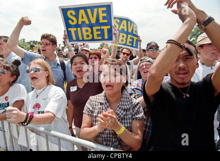 I sostenitori della libertà del Tibet in occasione del Rally per il Tibet presso il Campidoglio US Giugno 15, 1998 a Washington, DC. Tibetan-Americans lungo con centinaia di sostenitori si sono stretti per protestare contro la politica cinese verso il Tibet. Foto Stock