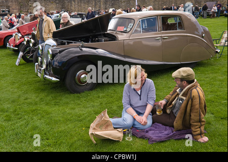 Classic Daimler auto sul display in Marche Festival di trasporto mostra di vintage e classic cars in mostra a molla di Ludlow Food Festival Foto Stock