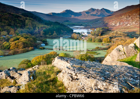 Llynnau Mymbyr, Mount Snowdon & The Snowdon intervallo da Capel Curig, Parco Nazionale di Snowdonia, Wales, Regno Unito Foto Stock