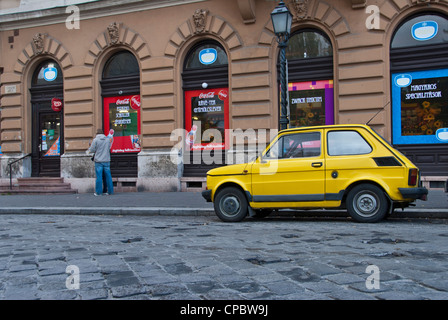 Giallo Fiat polacca 126 parcheggiato sulle strade di Budapest, Ungheria Foto Stock