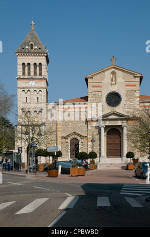 Paroisse de Sainte Foy les Lyon chiesa nel luogo Xavier Ricard St Foy les Lyon Francia Foto Stock