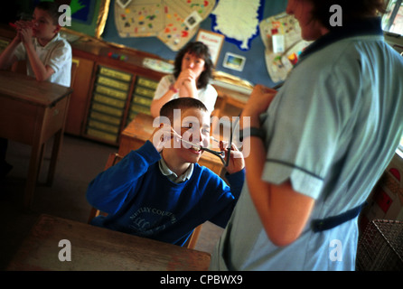 Gli infermieri visita nelle scuole come parte di INTERNATIONAL INFERMIERI GIORNO-celebra la nascita di Florence Nightingale,Maggio 2000 Foto Stock