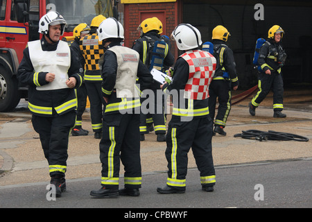 Londra Vigili del Fuoco comandanti incidente a BA punto di controllo durante un incendio in Dagenham East London Foto Stock