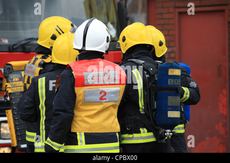 Londra Vigili del Fuoco vigili del fuoco a BA punto di controllo durante un incendio in Dagenham East London Foto Stock