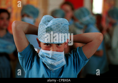 Gli infermieri visita nelle scuole come parte di INTERNATIONAL INFERMIERI GIORNO-celebra la nascita di Florence Nightingale,Maggio 2000 Foto Stock