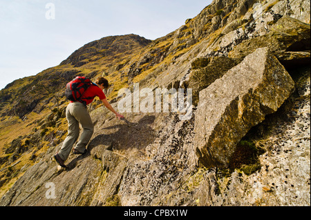 Scomposizione della donna sul bordo in acciaio su Wetherlam in Coniston Fells Lake District Foto Stock