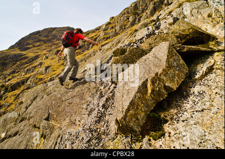 Scomposizione della donna sul bordo in acciaio su Wetherlam in Coniston Fells Lake District Foto Stock