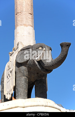 Statua dell'Elefante, costruita in pietra lavica, simbolo di Catania, Sicilia, Italia Foto Stock