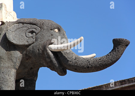 Statua dell'Elefante, costruita in pietra lavica, simbolo di Catania, Sicilia, Italia Foto Stock