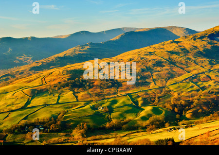 Vista serale da Wansfell Lake District oltre la valle Troutbeck e pendii di Rosso ghiaioni al Fairfield Horseshoe Foto Stock