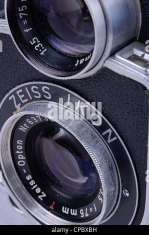 Dettaglio dell'assunzione e lenti di focalizzazione su un obiettivo Zeiss Ikon Ikoflex II costruita tra il 1953 e '56. Foto Stock