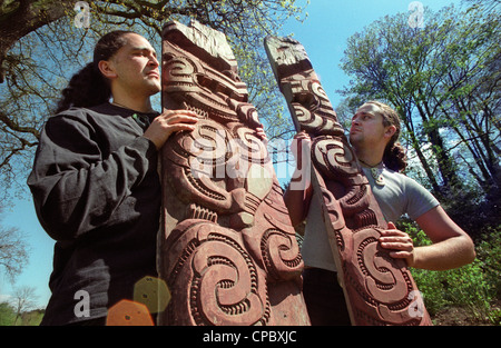 Due uomini Maori con un intaglio Maori pensato per essere il tesoro perduto di una Principessa Maori. Foto Stock