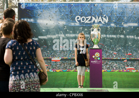 La UEFA evento, durante la quale l'originale UEFA Euro Cup viene presentato, Poznan, Polonia Foto Stock