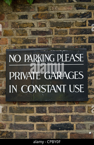 Parcheggio non si prega di garage privati in costante utilizzare il segno a Islington, Londra, Inghilterra Foto Stock