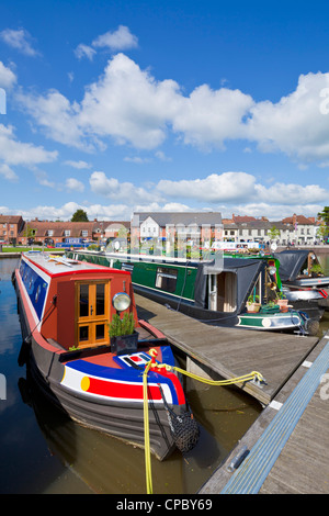 Stratford upon avon bancroft bacino del canale con strette barche ormeggiate Warwickshire England Regno Unito GB EU Europe Foto Stock