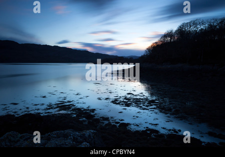 Una lunga esposizione fotografia di Loch Sunart nelle Highlands scozzesi al tramonto. Foto Stock