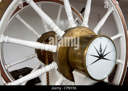 Ruota di navi e bussola del dispositivo HMS Gannet Historic Dockyard Chatham Foto Stock