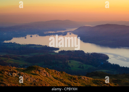 Vista serale su Windermere da Wansfell nel Lake District inglese Foto Stock