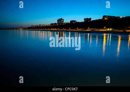 Vista da Boscombe Pier in serata guardando verso il basso lungo la spiaggia verso Bournemouth Foto Stock