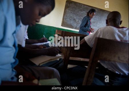 Gli studenti in un club di imprenditorialità prendere appunti mentre la loro guida insegna a Mbale High School di Mbale, Uganda. Foto Stock