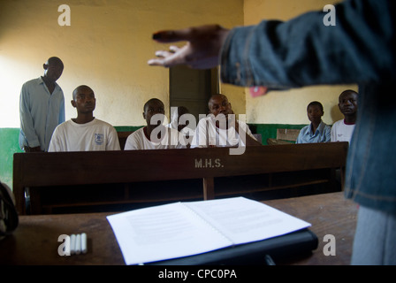 Studente in un club di imprenditorialità di ascoltare come loro guida insegna una lezione di Mbale, Uganda. Foto Stock