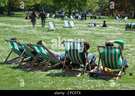 Spogliato delle sedie a sdraio presso il St James Park, Londra. Regno Unito Foto Stock