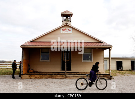 Mennonita i bambini frequentano la scuola di grado attraverso otto di Fairview, Kentucky. Foto Stock