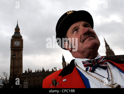 Un uomo vestito da John Bull attende al di fuori di Westminster a Londra, Inghilterra. Foto Stock