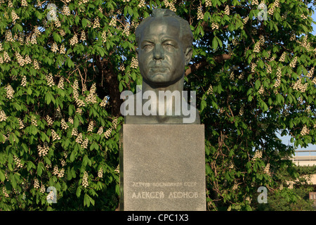 Statua di cosmonauti sovietici Alexey Leonov (1934) presso i cosmonauti Alley a Mosca, Russia Foto Stock