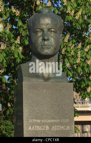 Statua di cosmonauti sovietici Alexey Leonov (1934) presso i cosmonauti Alley a Mosca, Russia Foto Stock