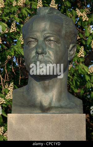 Statua di cosmonauti sovietici Alexey Leonov (1934) presso i cosmonauti Alley a Mosca, Russia Foto Stock