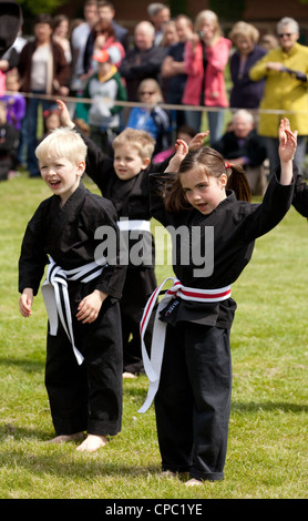 I bambini di fornire una demo del coreano Arte Marziale Kuk Sool ha vinto, Newmarket Sport festival, Suffolk REGNO UNITO Foto Stock