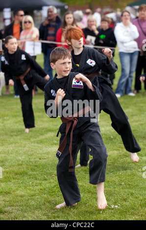 I bambini di fornire una demo del coreano Arte Marziale Kuk Sool ha vinto, Newmarket Sport festival, Suffolk REGNO UNITO Foto Stock