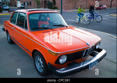 Vecchio BMW Auto sportiva, dipinto di arancione e nero in onore del Philadelphia Flyers National Hockey Team Foto Stock