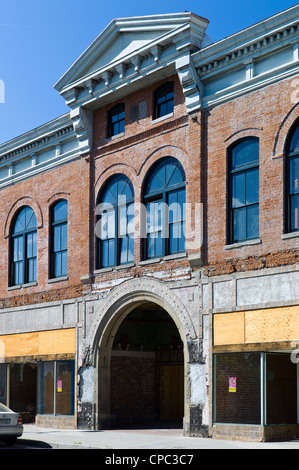 Facciata anteriore dello storico teatro unico in parziale degrado, Salida, Colorado, STATI UNITI D'AMERICA Foto Stock