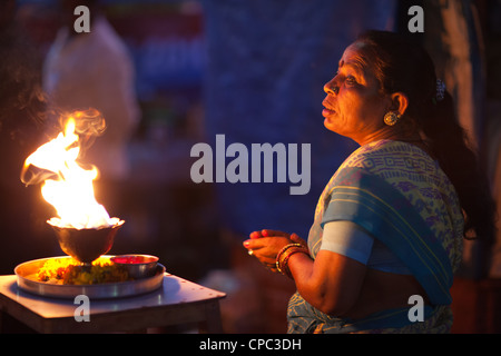 Le donne indiane prega a un festival a Varanasi Foto Stock