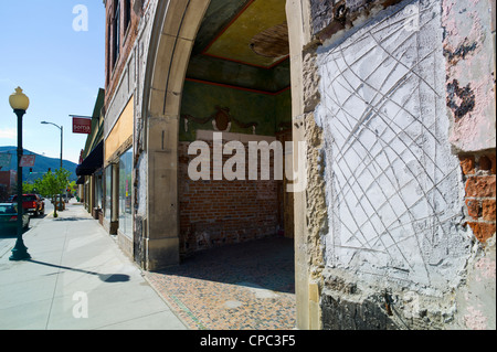 Facciata anteriore dello storico teatro unico in parziale degrado, Salida, Colorado, STATI UNITI D'AMERICA Foto Stock