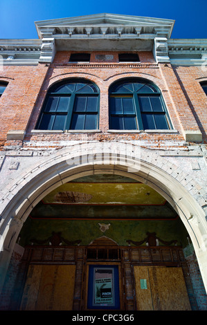 Facciata anteriore dello storico teatro unico in parziale degrado, Salida, Colorado, STATI UNITI D'AMERICA Foto Stock