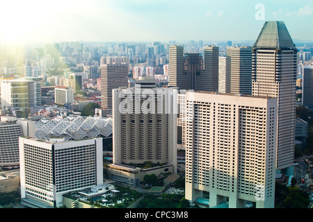 Nuovi edifici moderni vicino al centro storico di Singapore. Foto Stock