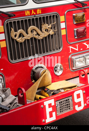 FDNY Carrello dettaglio , dragone cinese simbolo sul grill, Chinatown, NY Foto Stock