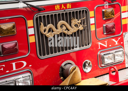 FDNY Carrello dettaglio , dragone cinese simbolo sul grill, Chinatown, NY Foto Stock