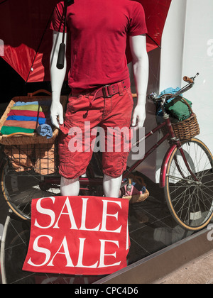 Vendita accedi abbigliamento uomo store window display, NYC Foto Stock