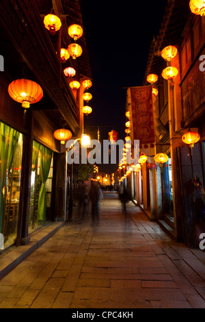 Vicolo Antico con lanterna rossa di notte, Suzhou, Cina Foto Stock