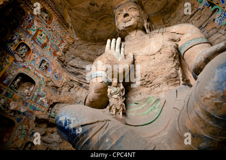 Enormi statue di Buddha a Grotte di Yungang che è uno dei più grandi - scala antiche grotte in Cina. Foto Stock